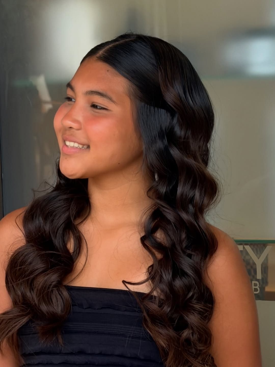 Cabelo preto longo com cachos modelados