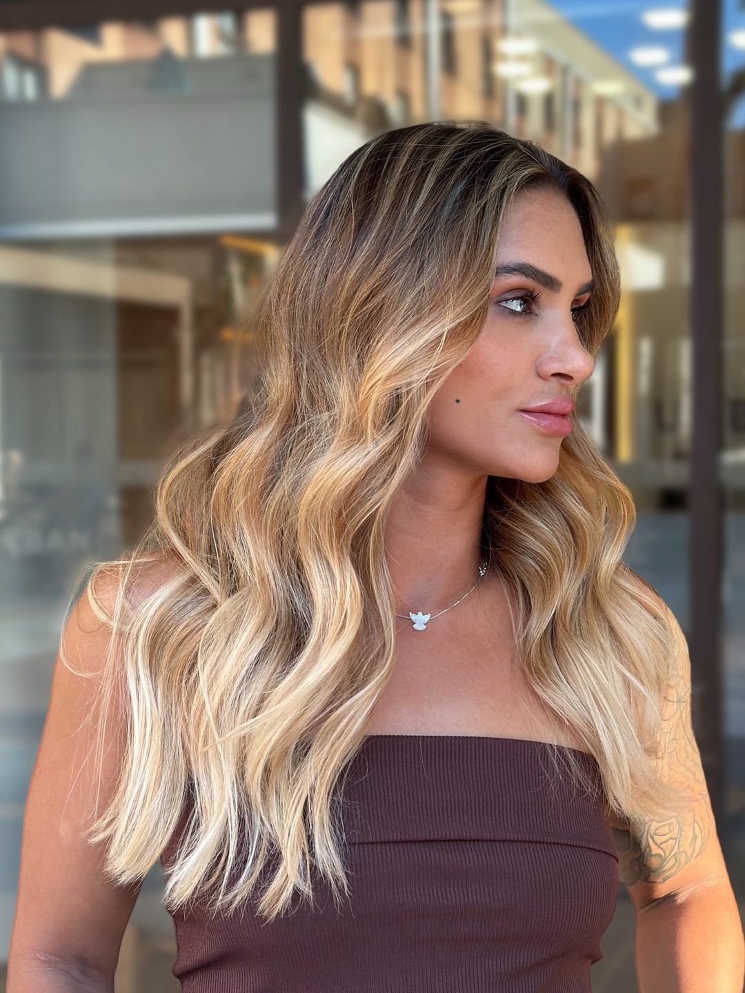 Loiro iluminado longo com ondas soltas