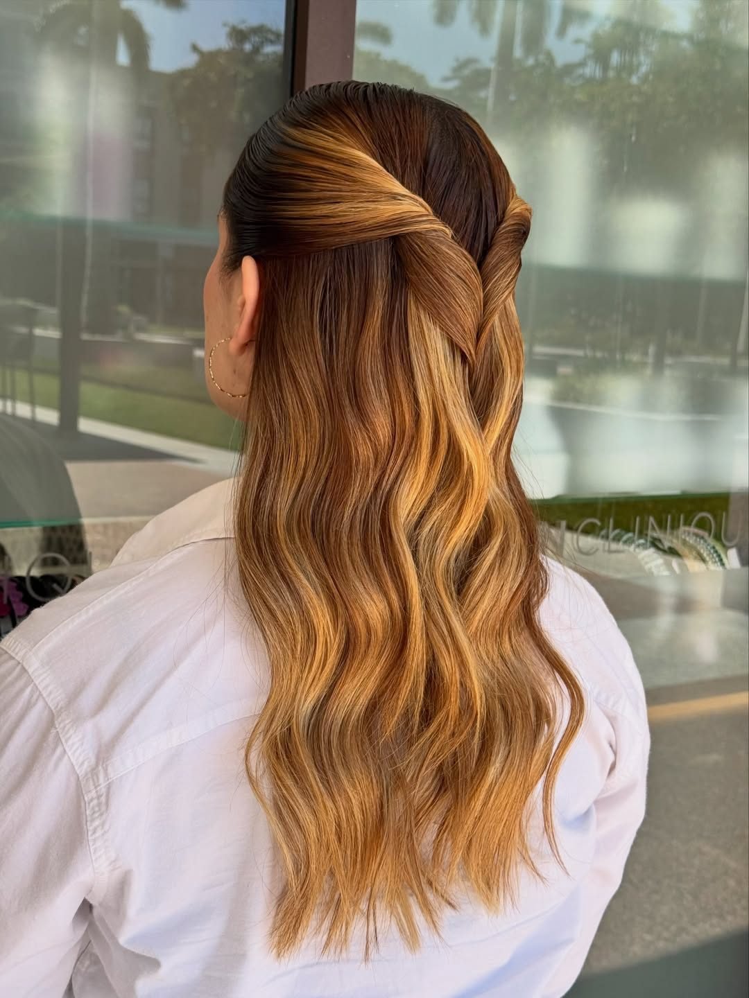 Penteado semipreso com ondas em castanho iluminado